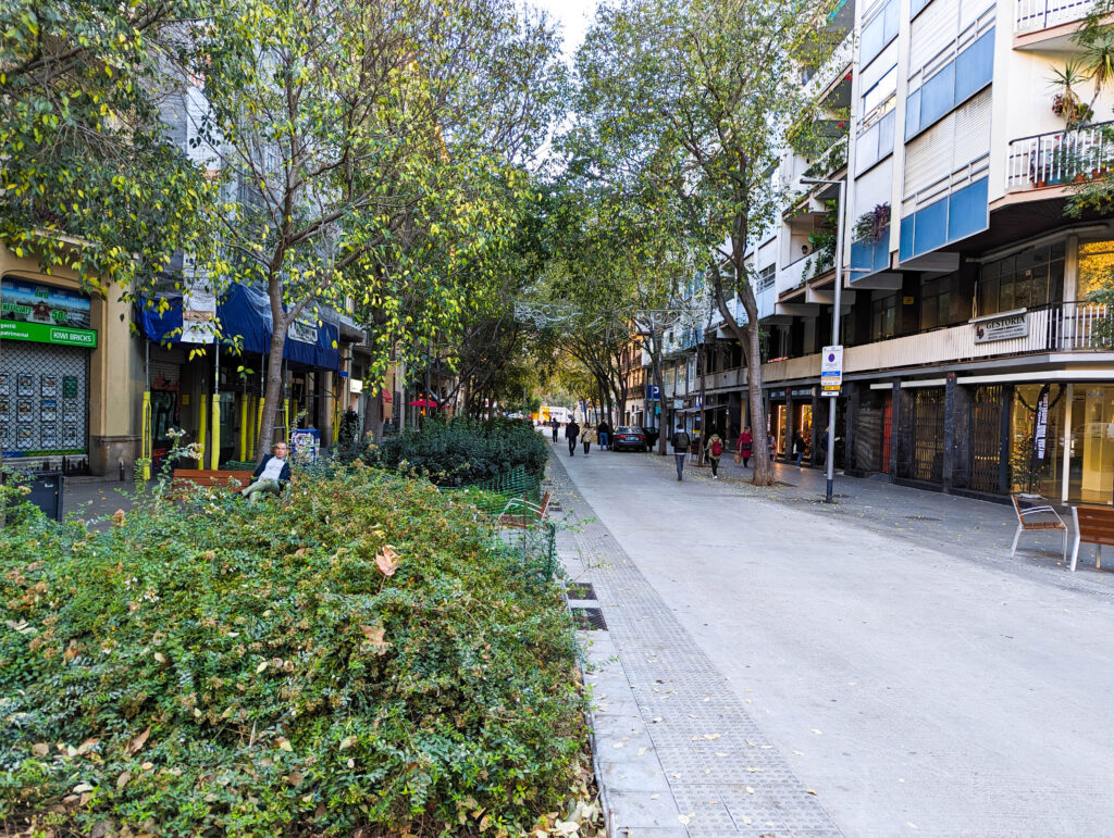 Calle peatonal en una Superilla de Barcelona (España)
