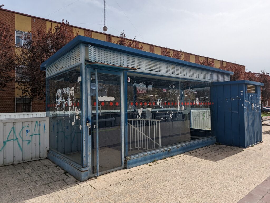 Salida del aparcamiento subterráneo de la Plaza de la Solidaridad en La Victoria, Valladolid (España)