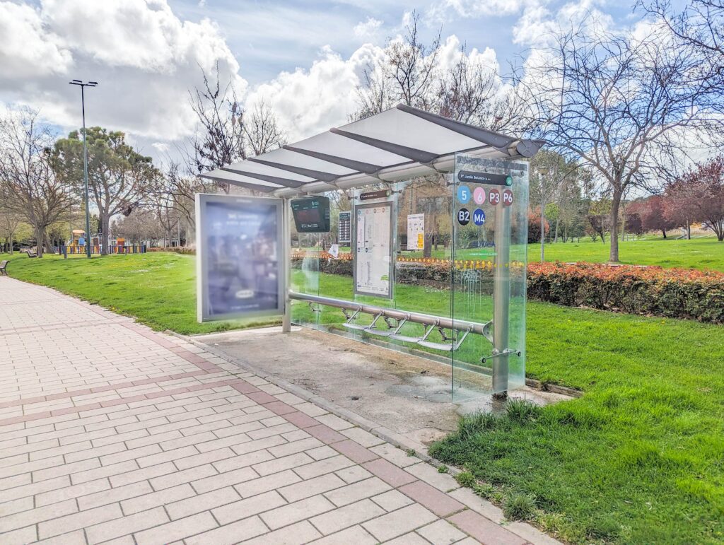 Parada de autobús en Puente Jardín, Valladolid (España)