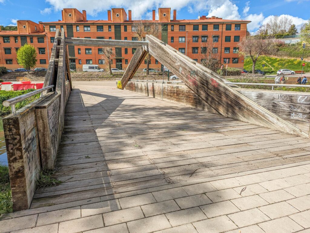 Pasarela sobre el Canal de Castilla en Valladolid (España)