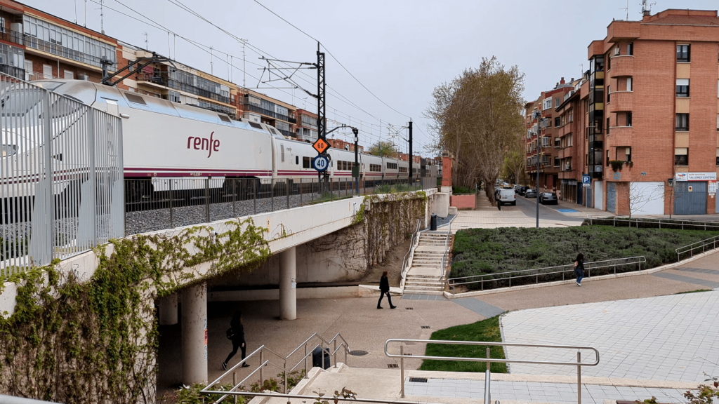 Plaza de Rafael Cano tras el proyecto de integración del ferrocarril en superficie en Valladolid (España)